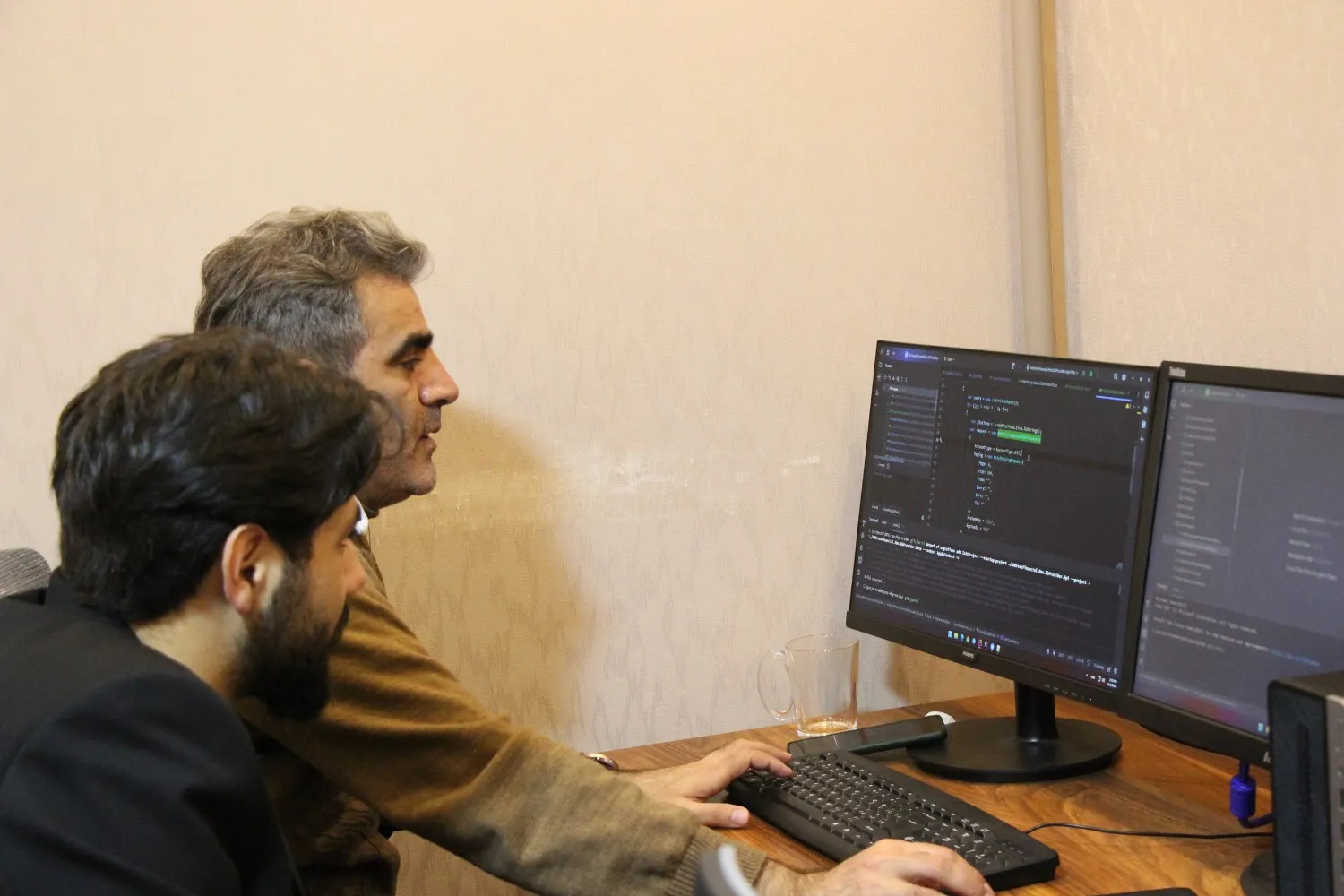 بررسی کد توسط تیم توسعه آروین تاو